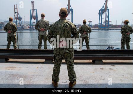 VISAKHAPATNAM, Indien (1. August 2022) – Matrosen, die dem Emory S. Land-Class-U-Boot-Tender USS Frank Cable (AS 40) zugeteilt wurden, bedienten die Schienen, während das Schiff in Visakhapatnam, Indien, anlegt, 1. August 2022. Frank Cable ist derzeit auf Patrouille und führt expeditionäre Wartungs- und Logistikaufgaben im 7. Flottenbereich durch, um einen freien und offenen Indo-Pacific zu unterstützen. Stockfoto