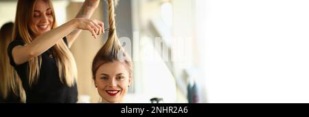 Professionelle weibliche Friseur Stylistin schneidet Haare von weiblichen Kunden im Salon Stockfoto