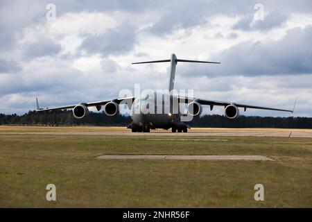 Ein C-17 Globemaster III von den 164. Luftlift Wing Taxis der Tennessee Air National Guard zum Ankunftseingang des Greyling Army Airfield in Greyling, Michigan, 1. August 2022. Der Luftlift-Flügel 164. transportiert Soldaten des Sturmhubschrauber-Bataillons der Nationalgarde der Tennessee Army 1-230., um am Northern Strike 22-2 teilzunehmen. Northern Strike testet Mehrkomponenten- und Koalitionskräfte durch ein herausforderndes, realistisches und detailliertes Szenario, das auf relevanten realen Sicherheitsherausforderungen und zukünftigen Konflikten basiert (Foto der Nationalgarde der Michigan Army von Sgt. Chris Estrada). Stockfoto