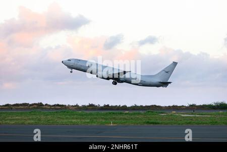 HONOLULU (31. Juli 2022) Eine Royal Australian Air Force P-8A Poseidon startet vom Daniel K. Inouye International Airport in Hawaii während des Rim of the Pacific (RIMPAC) 2022. Von Juni 29 bis August 4 nehmen an der RIMPAC 25.000 Nationen, 38 Schiffe, drei U-Boote, mehr als 170 Flugzeuge und Mitarbeiter auf und um die hawaiianischen Inseln und Südkalifornien Teil. RIMPAC ist die weltweit größte internationale Seefahrt-Übung und bietet eine einzigartige Ausbildungsmöglichkeit. Gleichzeitig werden kooperative Beziehungen zwischen den Teilnehmern gefördert und aufrechterhalten, die für die Gewährleistung der Sicherheit von Seeschiffen und von entscheidender Bedeutung sind Stockfoto