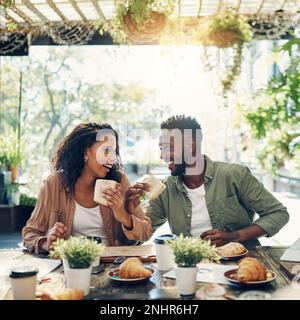 Nur ein paar Brotliebhaber. Eine Gruppe kreativer Mitarbeiter, die draußen ein Frühstückstreffen veranstalten. Stockfoto