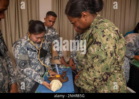 PUERTO PRINCESA, Philippinen (1. August 2022) – LT. Tasha Wilson, aus Honolulu, rechts, leitet als Petty Officer der philippinischen Küstenwache 2. Klasse Annabel C. Silang, Left, übt die Lektionen aus, die während eines Trainingskurses „Helfen Babys atmen“ im Hue Hotel während der Pacific Partnership 2022 gelernt wurden. Die Pazifikpartnerschaft ist die größte multinationale Mission zur Vorbereitung auf humanitäre Hilfe und Katastrophenhilfe, die jährlich im Indo-Pazifik durchgeführt wird. Sie ist seit 17. Jahren Teil der Partnerschaft. Stockfoto