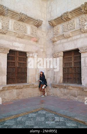 Weibliche Besucherin im Casona Tristan del Pozo, einem gut erhaltenen barocken Andenhaus aus der spanischen Ära in Arequipa in Peru, Südamerika Stockfoto