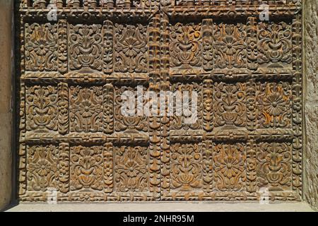 Holzgepflegte Fenstertafeln der Casona Tristan del Pozo, ein gut erhaltenes barockes Andenhaus aus der spanischen Ära in Arequipa in Peru, Südamerika Stockfoto