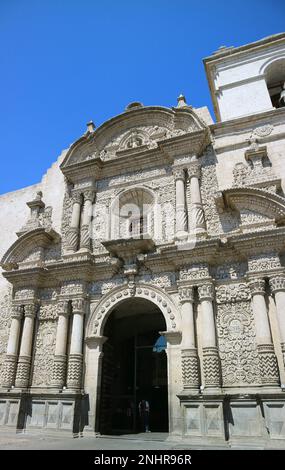 Unglaubliche Fassade der Kirche der Gesellschaft Jesus oder Iglesia de la Compania in Arequipa, Peru, Südamerika Stockfoto