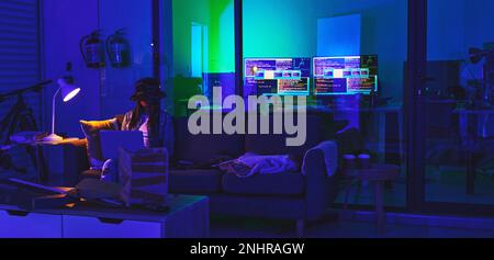 Hacker, Cybersicherheit und Code mit Frau, dunkel mit Computerbildschirm und Hacking, digitaler Betrug mit abstrakter Technologie. Firewall, Neon und Verbrechen Stockfoto