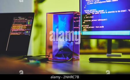 Computerbildschirm, Code und Schreibtisch mit Programmierung, abstrakte Technologie mit Webdesign oder Cybersicherheit mit Laptop. Codierung, IT und Software-Update Stockfoto