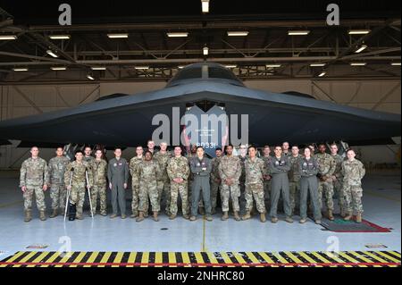 Flieger des 442. Kampfflügels, der 20. Angriffsgeschwader und der 358. Kampfgeschwader posieren vor einem B-2-Geist auf der Whiteman Air Force Base, Missouri, 1. August 2022. Die Airmen besuchten den B-2-Hangar für eine Staffeltauschtour, erfuhren mehr über die B-2-Mission und sahen das Flugzeug aus erster Hand. (U.S. Air Force Fotos von Airman 1st Class Joseph Garcia) 442 Kampfflugzeug, 509 BW, AIR FORCE, B-2 Spirit, Flugzeug, Tour, Stockfoto