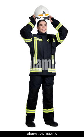 Ganzlängenporträt eines Feuerwehrmannes in Uniform mit Helm auf weißem Hintergrund Stockfoto