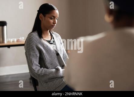 Beratung, psychische Gesundheit und eine traurige Frau in Therapie, Meeting oder Psychologiesitzung im Raum. An Patienten, Psychologen oder Therapeuten denken Stockfoto