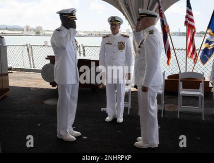 220802-N-MH811-1111 GEMEINSAME BASIS PEARL HARBOR-HICKAM 2. August 2022 – Kapitän Aaron Peterson, rechts, aus Schottland, South Dakota, entlastet Kapitän Melvin Smith, links, aus Long Island, New York, wie Commander, U-Boot-Geschwader (CSS) 1 kommandierender Offizier als Konteradmiral Jeff Jablon, Commander, U-Boot-Streitkräfte US Pacific Fleet bereitet sich darauf vor, während einer Zeremonie des Change Command auf dem Schlachtschiff USS Missouri (BB 63), August 2, Bericht über ihre Hilfe zu erhalten. Stockfoto