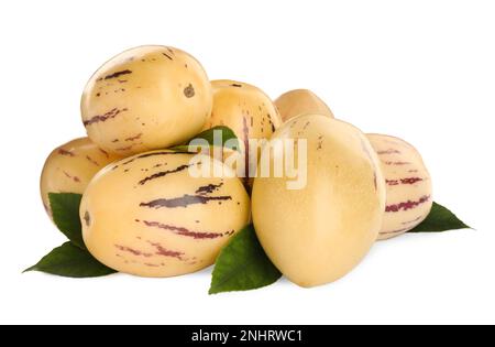 Frische reife Pepino-Melonen mit grünen Blättern auf weißem Hintergrund Stockfoto