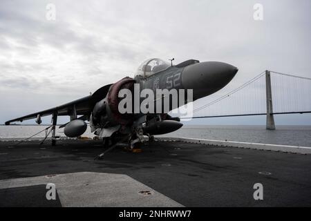 220802-N-MZ836-1177 DÄNISCHE MEERENGE (2. August 2022) eine an die 22. Marine Expeditionary Unit angebrachte AV-8B Harrier befindet sich auf dem Cockpit des Amphibienschiffs USS Kearsarge der Wasp-Klasse (LHD 3), während das Schiff die Dänische Meerenge durchquert und in die Ostsee einfährt, 2. August 2022. Die Kearsarge Amphibious Ready Group und startete die 22. Marine Expeditionary Unit unter dem Kommando und der Kontrolle der Task Force 61/2, befindet sich auf einem geplanten Einsatz in den USA Marinestreitkräfte Europa Einsatzgebiet, angestellt von den USA Sechste Flotte, die die Interessen der USA, Verbündeten und Partner verteidigt. Stockfoto