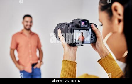 Frau, Studiofotografie und Kamera mit Mann, Modell und Vision für Mode, Zeitschrift oder Designer. Fotografin, Fokus und Arbeitsbereich Stockfoto