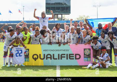 Auckland, Neuseeland. 22. Februar 2023. Mitglieder des Teams Haiti feiern nach einem Spiel der Gruppe B zwischen Chile und Haiti für die FIFA Women's World Cup Australia und Neuseeland 2023 im North Harbour Stadium in Auckland, Neuseeland, am 22. Februar 2023. Haiti hat sich zum ersten Mal für das Finale der FIFA Frauen-Weltmeisterschaft qualifiziert, nachdem er das Spiel 2-1 gewonnen hatte. Kredit: Guo Lei/Xinhua/Alamy Live News Stockfoto