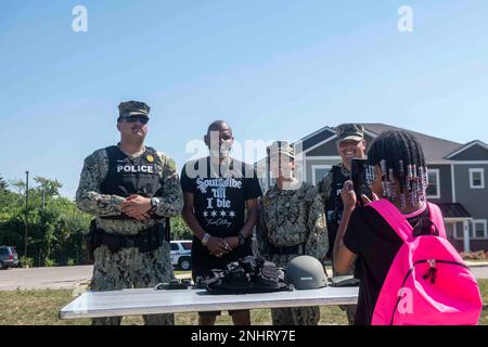 NORTH CHICAGO Il. (2. August 2022) Matrosen, die der Naval Station Great Lakes zugeteilt sind, nehmen an der National Night Out in North Chicago Teil. National Night Out ist eine jährliche Kampagne zum Aufbau von Gemeinwesen, die Partnerschaften zwischen Polizei und Gemeinwesen und Nachbarschaftskameradschaft fördert. National Night Out verbessert die Beziehung zwischen Nachbarn und Strafverfolgungsbehörden und bringt gleichzeitig ein echtes Gemeinschaftsgefühl zurück. Stockfoto