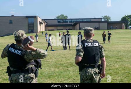 NORTH CHICAGO Il. (2. August 2022) Matrosen, die der Naval Station Great Lakes zugeteilt sind, nehmen an der National Night Out in North Chicago Teil. National Night Out ist eine jährliche Kampagne zum Aufbau von Gemeinwesen, die Partnerschaften zwischen Polizei und Gemeinwesen und Nachbarschaftskameradschaft fördert. National Night Out verbessert die Beziehung zwischen Nachbarn und Strafverfolgungsbehörden und bringt gleichzeitig ein echtes Gemeinschaftsgefühl zurück. Stockfoto