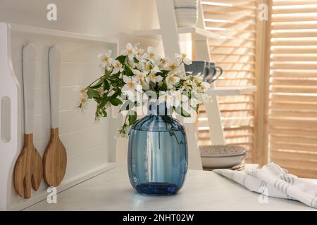 Ein Strauß wunderschöner Jasminblumen auf der Arbeitsfläche in der Küche Stockfoto