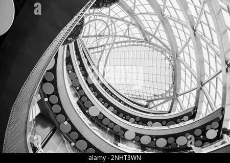 Glaskuppel der nur-Alem-Kugel im Ausstellungsbereich der EXPO 2017. Futuristisches Interieur. Glasdach mit Sonnenkollektoren, ebener Boden mit runder Kugel modern Stockfoto