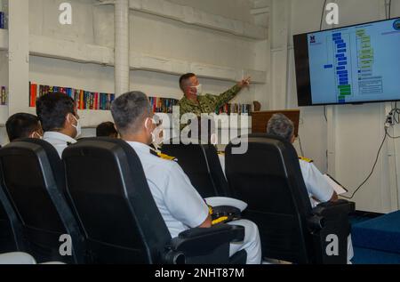 VISAKHAPATNAM, Indien (2. August 2022) – Seeleute der indischen Marine nehmen an einem Expertenaustausch an Bord der Emory S. Land-Class-U-Boot-Tender USS Frank Cable (AS 40) während eines planmäßigen Hafenbesuchs in Visakhapatnam, Indien, am 2. August 2022 Teil. Frank Cable ist derzeit auf Patrouille und führt expeditionäre Wartungs- und Logistikaufgaben im 7. Flottenbereich durch, um einen freien und offenen Indo-Pacific zu unterstützen. Stockfoto