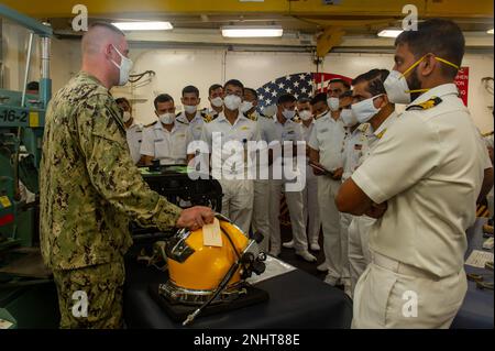 VISAKHAPATNAM, Indien (2. August 2022) – USA Navy Commander. Brian Banazwski, ein Reparaturbeamter an Bord der Emory S. Land-Class-U-Boot-Tender USS Frank Cable (AS 40), erläutert den Seeleuten der indischen Marine die Tauchkapazitäten des Schiffs während einer Schiffsbesichtigung, während sie in Visakhapatnam, Indien, am 2. August 2022 festsaßen. Frank Cable ist derzeit auf Patrouille und führt expeditionäre Wartungs- und Logistikaufgaben im 7. Flottenbereich durch, um einen freien und offenen Indo-Pacific zu unterstützen. Stockfoto