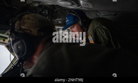 Kansas Air National Guard Staff Sgt. Trevor Dark, Left, and Tech, Sgt. Adam Gilfilland, beide 117. Aerial Tanken Squadron, Forbes Field, Kansas KC-135 Stratotanker Boom Operators, tanken Flugzeuge zur Unterstützung DER ROTEN FLAGGE Alaska 22-3 über dem Joint Pacific Alaska Range Complex, Alaska, 2. August 2022. Diese Übung bietet einzigartige Möglichkeiten zur Integration verschiedener Kräfte in gemeinsame, koalitionelle und multilaterale Ausbildungsmaßnahmen von simulierten Operationsbasen. Stockfoto