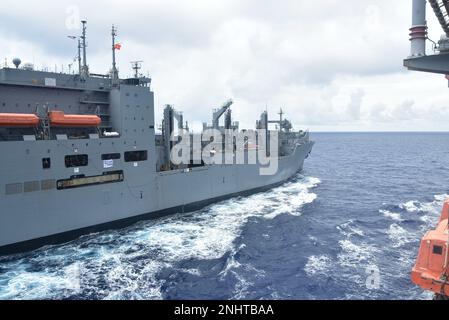 PHILIPPINISCHES MEER (Aug 2, 2022) – das Trockenfrachtschiff USNS Carl Brashear (T-AKE 7) der Lewis- und Clark-Klasse nähert sich dem laufenden Nachschuböler USNS Tippecanoe (T-AO 199) der Henry J. Kaiser-Klasse während des Betriebs in der philippinischen See, 2. August 2022. Das Militär-Sealift-Kommando Far East stellt sicher, dass rund 50 Schiffe in der Indo-Pazifik-Region, darunter Carl Brashear und Tippecanoe, bemannt, geschult und ausgestattet sind, um Kriegsjäger sowohl auf See als auch an Land mit lebensnotwendigen Vorräten, Treibstoff, Fracht und Ausrüstung zu versorgen. Unter Commander, U.S. Pacific Fleet, ist 7. Fleet die größte Vorwärtsflotte der US Navy Stockfoto