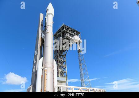 Eine ULA Atlas V Rakete, die den sechsten Weltraumgestützten Infrarot-System geosynchronen Erdorbit-Warnsatelliten starten wird, bewertet ihre Abschussrampe an der Cape Canaveral Space Force Station, Florida, 2. August 2022. SBIRS besteht aus einem Netzwerk von Satelliten zur Unterstützung von Raketenwarnung, Raketenabwehr, Kampfbereitschaft und technischer Intelligenz. Stockfoto