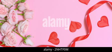 Spitzenband und Herzen und rosafarbene Rosenblumen auf pinkfarbenem Hintergrund. Alles gute zum Valentinstag, Muttertag, Geburtstagskonzept. Romantische flache Komposition. Stockfoto