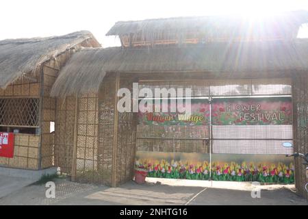 Ein Rattan-Thatch-Dach als Resort im Park Stockfoto