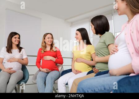 Gruppe schwangerer Frauen in Kursen für werdende Mütter im Innenbereich Stockfoto