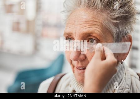 Optometrie, Lineal und Arzt bei der Augenmessung einer Frau auf Brille, Rahmenmontage und Augenabstand. Medizinische, medizinische und reife Patienten mit einem Stockfoto