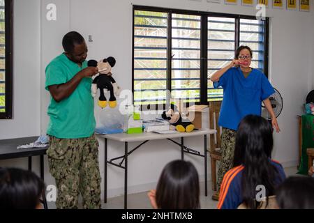 PUERTO PRINCESA, Philippinen (2. August 2022) – USA Zahnarzt der Navy, Lieutenant Commander. Shingmei Chang, Right, and Hospital Corpsman 2. Klasse Richard Amoah, Left, unterrichten Patienten im Jugendentwicklungszentrum Mangingisida während der Pacific Partnership 2022 Zahnputztechniken. Die Pazifikpartnerschaft ist die größte multinationale Mission zur Vorbereitung auf humanitäre Hilfe und Katastrophenhilfe, die jährlich im Indo-Pazifik durchgeführt wird. Sie ist seit 17. Jahren Teil der Partnerschaft. Stockfoto