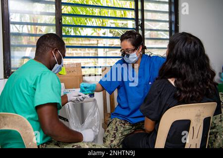 PUERTO PRINCESA, Philippinen (2. August 2022) – LT. Cmdr. Shingmei Chang, Right, and Hospital Corpsman 2. Klasse Richard Amoah, Left, betreut ein Kind im Jugendentwicklungszentrum Mangingisida während der Pacific Partnership 2022. Die Pazifikpartnerschaft ist die größte multinationale Mission zur Vorbereitung auf humanitäre Hilfe und Katastrophenhilfe, die jährlich im Indo-Pazifik durchgeführt wird. Sie ist seit 17. Jahren Teil der Partnerschaft. Stockfoto