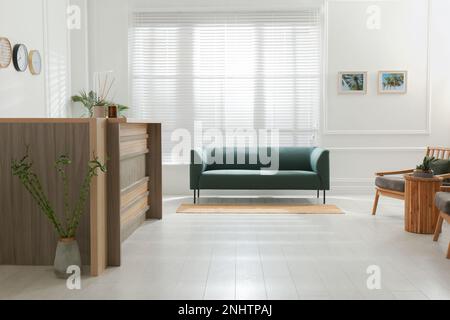 Innenausstattung der Hotellobby mit Holzrezeption. Eleganter Arbeitsplatz Stockfoto