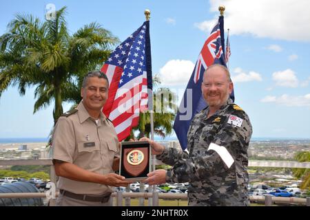 (Bild rechts) Commodore Paul O’Grady, Commodore der Royal Australian Navy, überreicht Colonel Bill Soliz eine Gedenktafel. Tripler, Stockfoto
