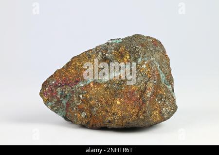 Farbenfrohes Kupfererz. Das ist Kupfersulfid, das Chalcopyrit genannt wird. Stockfoto