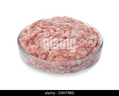 Petrischale mit rohem Hackfleisch auf weißem Hintergrund Stockfoto