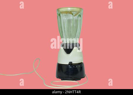 Elektrischer Standmixer im Retro-Look, isoliert auf sehr weichem rotem Hintergrund. Vintage-Mixer aus den späten 1960er Jahren Stockfoto