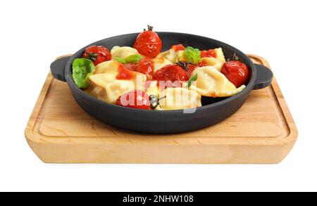 Leckere Ravioli mit Tomatensoße isoliert auf Weiß Stockfoto