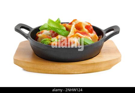 Leckere Ravioli mit Tomatensoße isoliert auf Weiß Stockfoto
