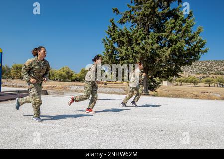 EIN US-AMERIKANISCHER CIOR 2022-Team läuft am 2. august 2022 gemeinsam durch den Hindernisparcours in Athen, Griechenland. Der Interallied Confederation of Reserve Officers Military Competition ist ein jährlicher Reservewettkampf mit NATO-Mitgliedsstaaten und anderen teilnehmenden Nationen mit insgesamt 34 Ländern, die 1,3 Millionen Reservisten repräsentieren. Die MILCOMP, die seit 1957 stattfindet, ist ein militärisches Fünfkampfteam, das sich mit Pistolen- und Gewehrschießen, Land- und Wasserhindernissen und Orientierung befasst. (USA Army Reserve Phot von Staff Sgt. David Graves) Stockfoto