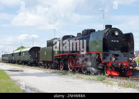 Posen, Polen - 30. Mai 2021 Historischer Dampfeisenzug mit Personenwagen in Bewegung. Stockfoto