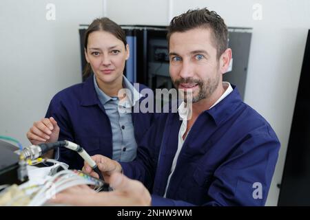 Zwei junge Techniker arbeiten zusammen Stockfoto