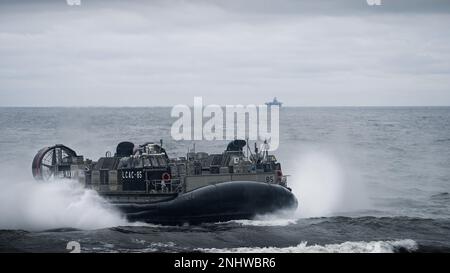220825-N-TP544-1273 OSTSEE (25. August 2022) Landungsschiff, Luftkissen 85, befestigt an der Einheit 4, gestartet vom amphibischen Sturmschiff USS Kearsarge (LHD 3) der Wasp-Klasse, fliegt am 26. August 2022 in Kristianstad, Schweden an Land. Die Kearsarge Amphibious Ready Group und die 22nd Marine Expeditionary Unit, unter dem Kommando und der Kontrolle der Task Force 61, befindet sich auf einem geplanten Einsatz im Gebiet der U.S. Naval Forces Europe, wo sie von der U.S. Sixth Fleet eingesetzt wird, um die Interessen der USA, Verbündeten und Partner zu verteidigen. BEREITSTELLUNG, KEARSARGE LINKSLENKUNG 3, TRAP, Stockfoto