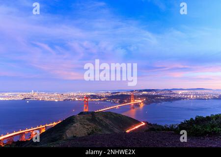 Autolichter auf der Golden Gate Bridge bei San Francisco und Pink Clouds bei Blue Hour Stockfoto