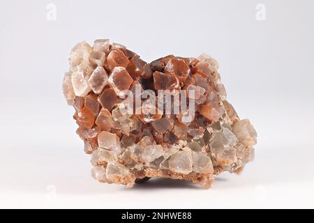 Aragonit ist ein Karbonatmineral, eine der drei häufigsten natürlich vorkommenden Kristallformen von Calciumcarbonat. Stockfoto