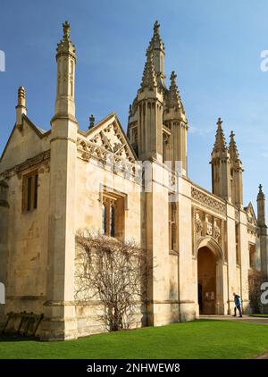 Ein College-Mitglied betritt das Gebäude am Ausgang/Eingang des Torhauses am vorderen Hof des King's College, University of Cambridge, England. Stockfoto