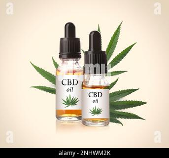 Flaschen Cannabidiolöl und Hanfblätter auf beigefarbenem Hintergrund Stockfoto