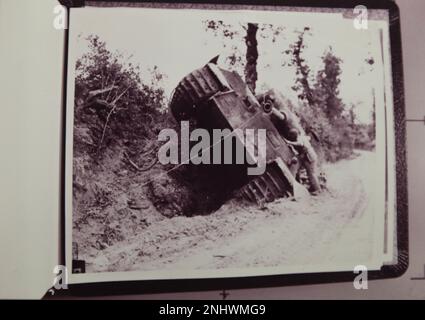 Ward Wly, der der 22. Infanterie, 4. Infanterie-Division zugeteilt wurde, beobachtet einen von zwei Mark-5-Panzern, die sie bei einem deutschen Angriff am 16. Juli 1944 in Frankreich mit Bazookas ausgeschlagen haben. Wately diente zusammen mit anderen Soldaten im 4. Inf. Div., verteidigt die Vereinigten Staaten und ihre Bürger. (Foto der US-Armee) 4. Infanteriedivision, Fort carson, Mountain Post, Purple Heart Medal, Veteranen, Stockfoto